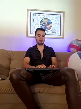Snapshot of bradley_colt chatting on January 2025 01:17:01 PM bradley colt online show from January 2025 01:17:01 PM