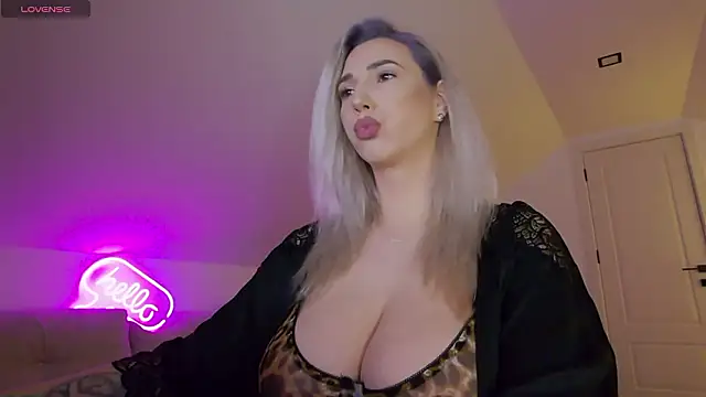 Snapshot of KhloeK chatting on February 2026 10:11:01 AM KhloeK online show from February 2026 10:11:01 AM