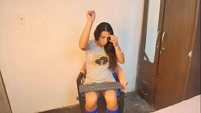 Snapshot of Oh_Tique chatting on October 2025 06:51:01 PM Oh Tique online show from October 2025 06:51:01 PM