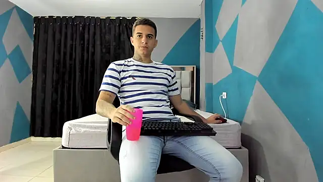 Snapshot of simookeler chatting on December 2024 05:20:02 PM simookeler online show from December 2024 05:20:02 PM