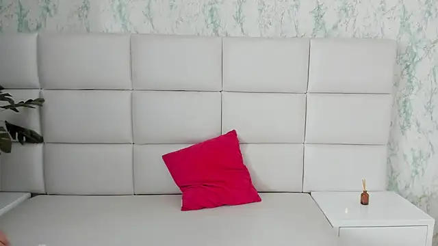 MIA  SAENZ online show from December 2024 01:24:02 PM