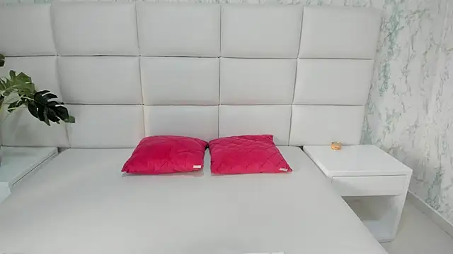 MIA  SAENZ online show from March 2025 12:02:02 PM