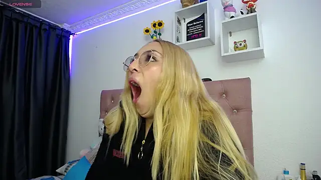 Soffy-brooks online show from October 2025 05:07:02 AM