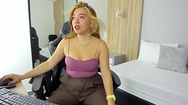 Snapshot of alma_fenix chatting on December 2025 06:58:01 PM alma fenix online show from December 2025 06:58:01 PM