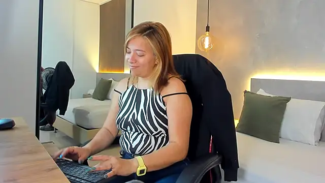 Snapshot of alma_fenix chatting on December 2025 12:53:02 PM alma fenix online show from December 2025 12:53:02 PM