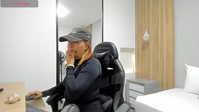 Snapshot of alma_fenix chatting on December 2025 12:32:01 PM alma fenix online show from December 2025 12:32:01 PM