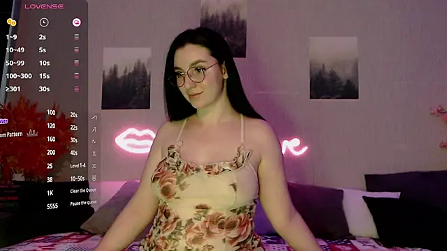 Snapshot of Fluffy_Tiffy chatting on January 2025 05:05:02 AM Fluffy Tiffy online show from January 2025 05:05:02 AM