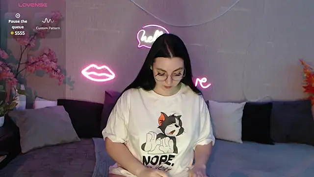 Snapshot of Fluffy_Tiffy chatting on January 2025 01:51:02 AM Fluffy Tiffy online show from January 2025 01:51:02 AM