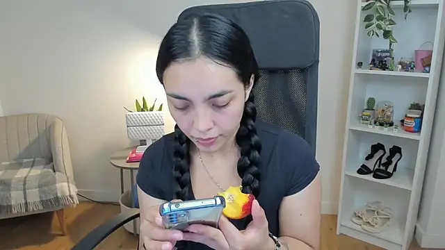 Snapshot of _BellaEvans_ chatting on May 2026 04:51:01 AM BellaEvans online show from May 2026 04:51:01 AM