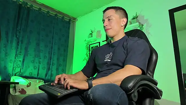 Snapshot of ThomsEvery_ chatting on October 2025 01:06:01 AM ThomsEvery online show from October 2025 01:06:01 AM