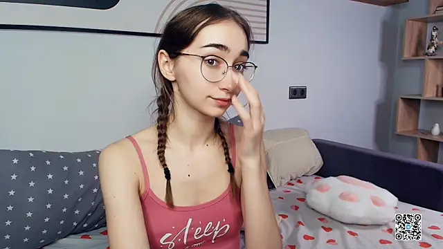 PollyBeev online show from October 2025 07:36:02 PM