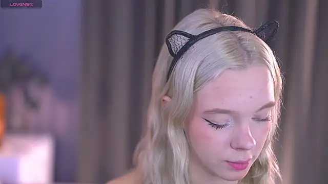 Snapshot of _AlinaBailey chatting on October 2025 08:06:01 AM AlinaBailey online show from October 2025 08:06:01 AM