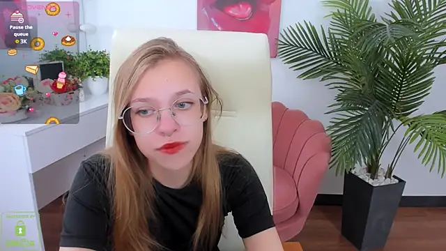 LayriantaVee online show from September 2025 06:15:02 AM