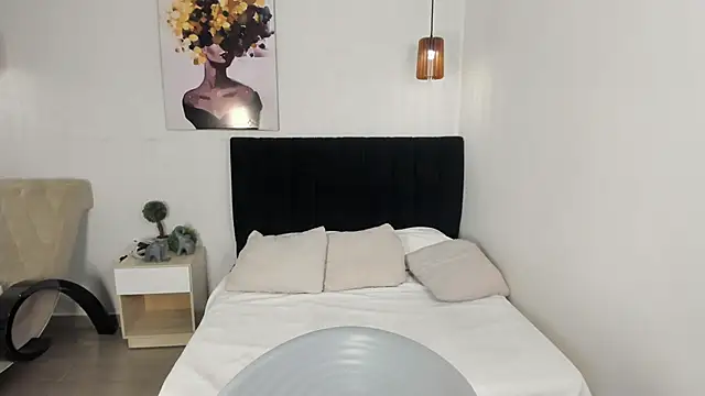 Scarlett  bell online show from September 2025 01:27:01 PM