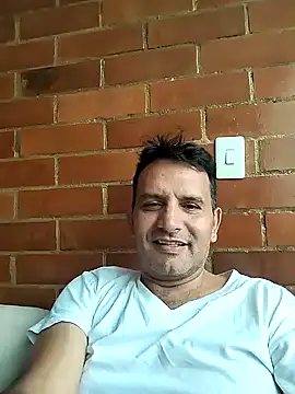 Snapshot of RogueTraveler chatting on December 2024 07:21:02 PM RogueTraveler online show from December 2024 07:21:02 PM