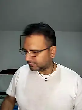 Snapshot of RogueTraveler chatting on February 2025 02:17:01 AM RogueTraveler online show from February 2025 02:17:01 AM