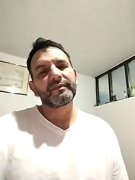 Snapshot of RogueTraveler chatting on February 2025 12:02:01 AM RogueTraveler online show from February 2025 12:02:01 AM