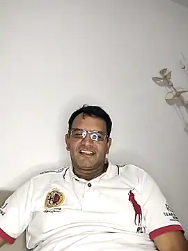 Snapshot of RogueTraveler chatting on March 2025 06:04:01 AM RogueTraveler online show from March 2025 06:04:01 AM