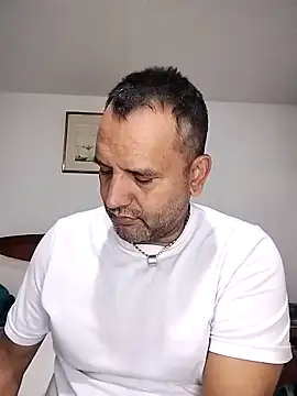 Snapshot of RogueTraveler chatting on September 2025 03:51:01 AM RogueTraveler online show from September 2025 03:51:01 AM