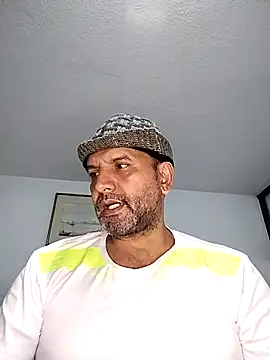 Snapshot of RogueTraveler chatting on September 2025 03:32:02 AM RogueTraveler online show from September 2025 03:32:02 AM