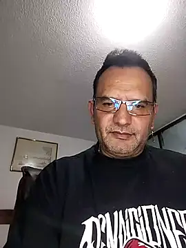 Snapshot of RogueTraveler chatting on October 2025 03:17:01 AM RogueTraveler online show from October 2025 03:17:01 AM