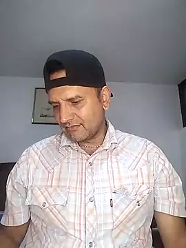 Snapshot of RogueTraveler chatting on October 2025 03:29:02 AM RogueTraveler online show from October 2025 03:29:02 AM