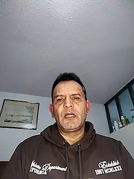 Snapshot of RogueTraveler chatting on November 2025 03:38:02 AM RogueTraveler online show from November 2025 03:38:02 AM