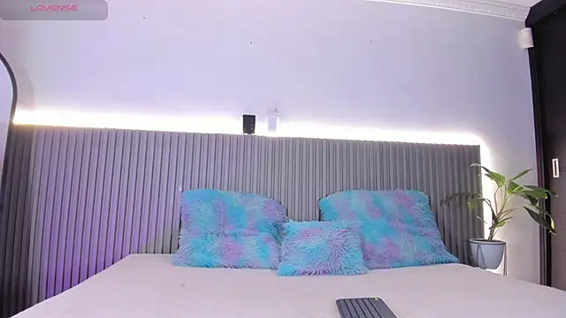 valentina lux online show from December 2025 07:55:01 PM