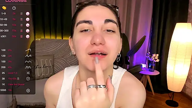 Snapshot of hannacheekss_ chatting on December 2024 02:20:02 AM hannacheekss online show from December 2024 02:20:02 AM