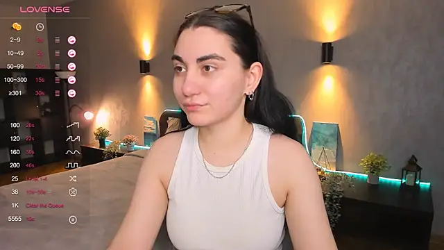 Snapshot of hannacheekss_ chatting on January 2025 05:04:02 AM hannacheekss online show from January 2025 05:04:02 AM