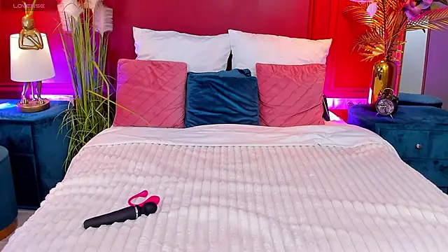 Snapshot of GiaCale chatting on October 2025 05:17:01 AM GiaCale online show from October 2025 05:17:01 AM