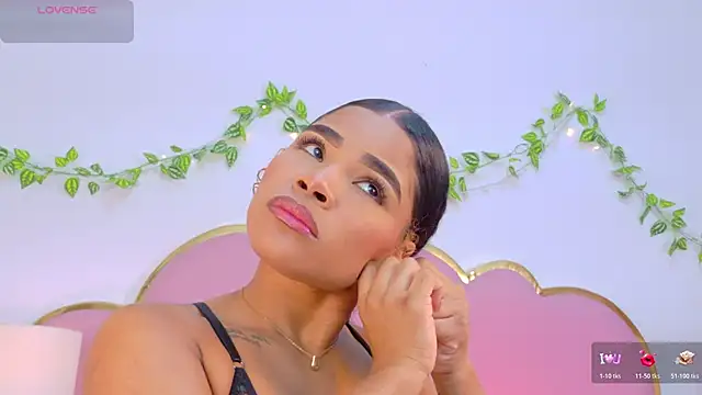 NahiaraReina online show from December 2025 01:42:01 PM