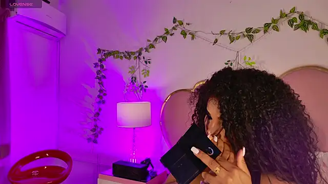 NahiaraReina online show from April 2026 01:53:02 PM