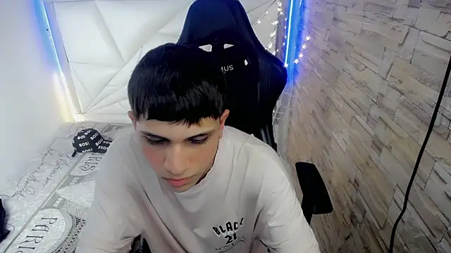 Snapshot of Brayan_lopezz chatting on December 2024 05:55:01 PM Brayan lopezz online show from December 2024 05:55:01 PM