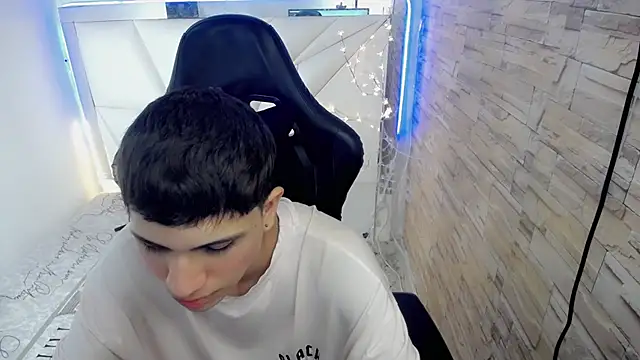 Snapshot of Brayan_lopezz chatting on December 2024 02:44:01 PM Brayan lopezz online show from December 2024 02:44:01 PM