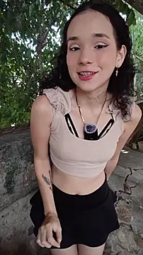 Snapshot of sweet_outdoor_charm chatting on June 2026 04:44:01 PM sweet outdoor charm online show from June 2026 04:44:01 PM