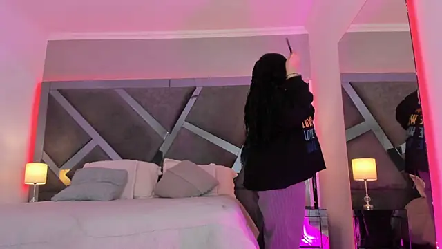 Snapshot of AmberiniHoffman chatting on March 2025 11:48:01 AM AmberiniHoffman online show from March 2025 11:48:01 AM