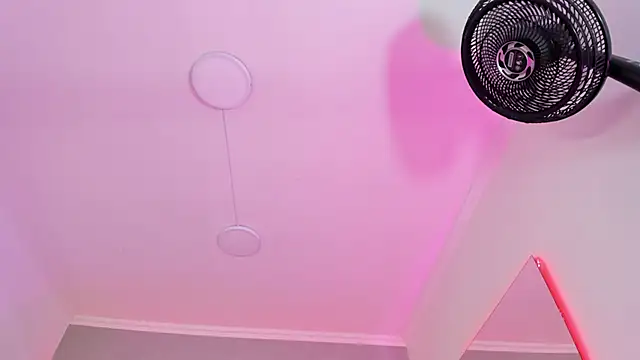 Snapshot of AmberiniHoffman chatting on March 2025 06:00:01 PM AmberiniHoffman online show from March 2025 06:00:01 PM