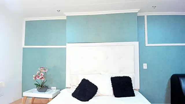 Khenta Michells online show from September 2025 10:51:02 AM