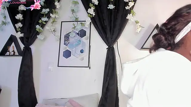 Khenta Michells online show from May 2026 10:34:02 AM