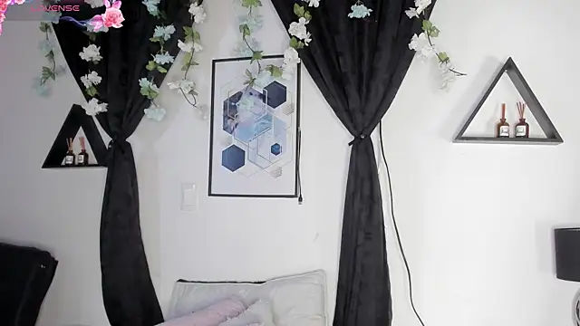 Khenta Michells online show from May 2026 11:04:02 AM