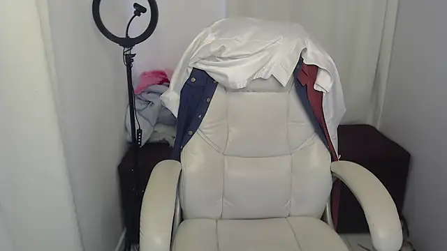 Snapshot of Abby_Halliwey chatting on December 2024 05:51:01 PM Abby Halliwey online show from December 2024 05:51:01 PM