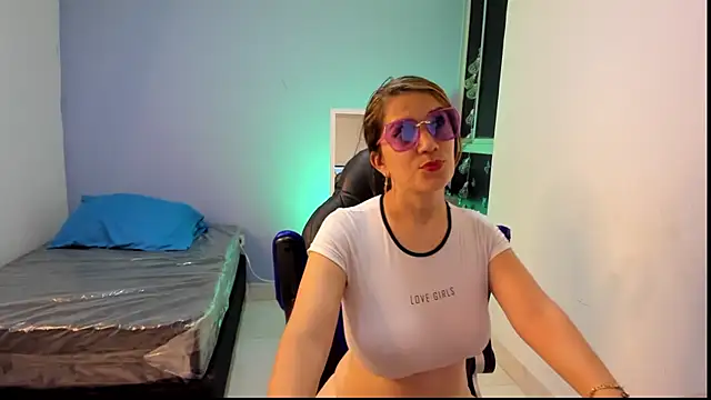 gwen ashly online show from February 2025 06:53:01 PM