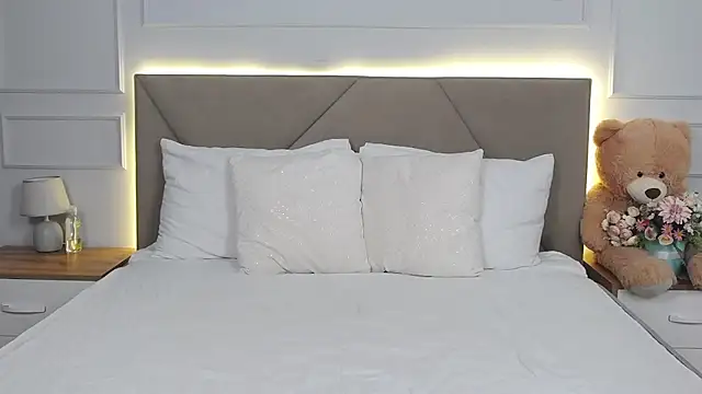 LeilaLow online show from February 2025 12:02:02 PM