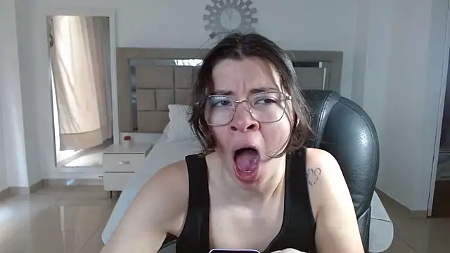 zoecruzz online show from October 2025 03:08:01 PM