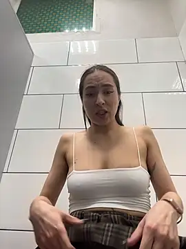 Holly Play online show from May 2026 02:45:01 PM