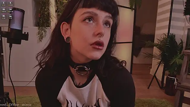 Snapshot of MichaellaMoon chatting on October 2025 04:31:02 PM MichaellaMoon online show from October 2025 04:31:02 PM