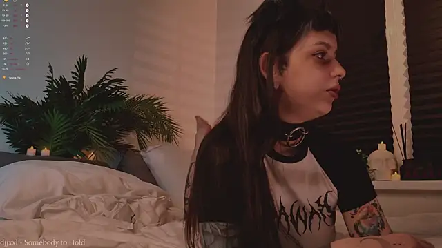 Snapshot of MichaellaMoon chatting on October 2025 05:24:02 PM MichaellaMoon online show from October 2025 05:24:02 PM