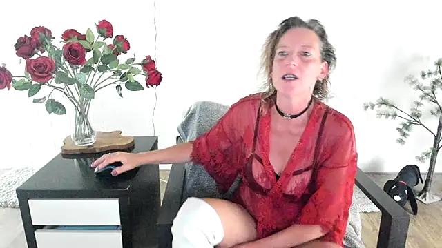 MendiPetite online show from May 2026 07:52:02 PM