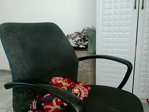 Snapshot of Hugetittiesxx2 chatting on February 2025 01:34:01 AM Hugetittiesxx2 online show from February 2025 01:34:01 AM